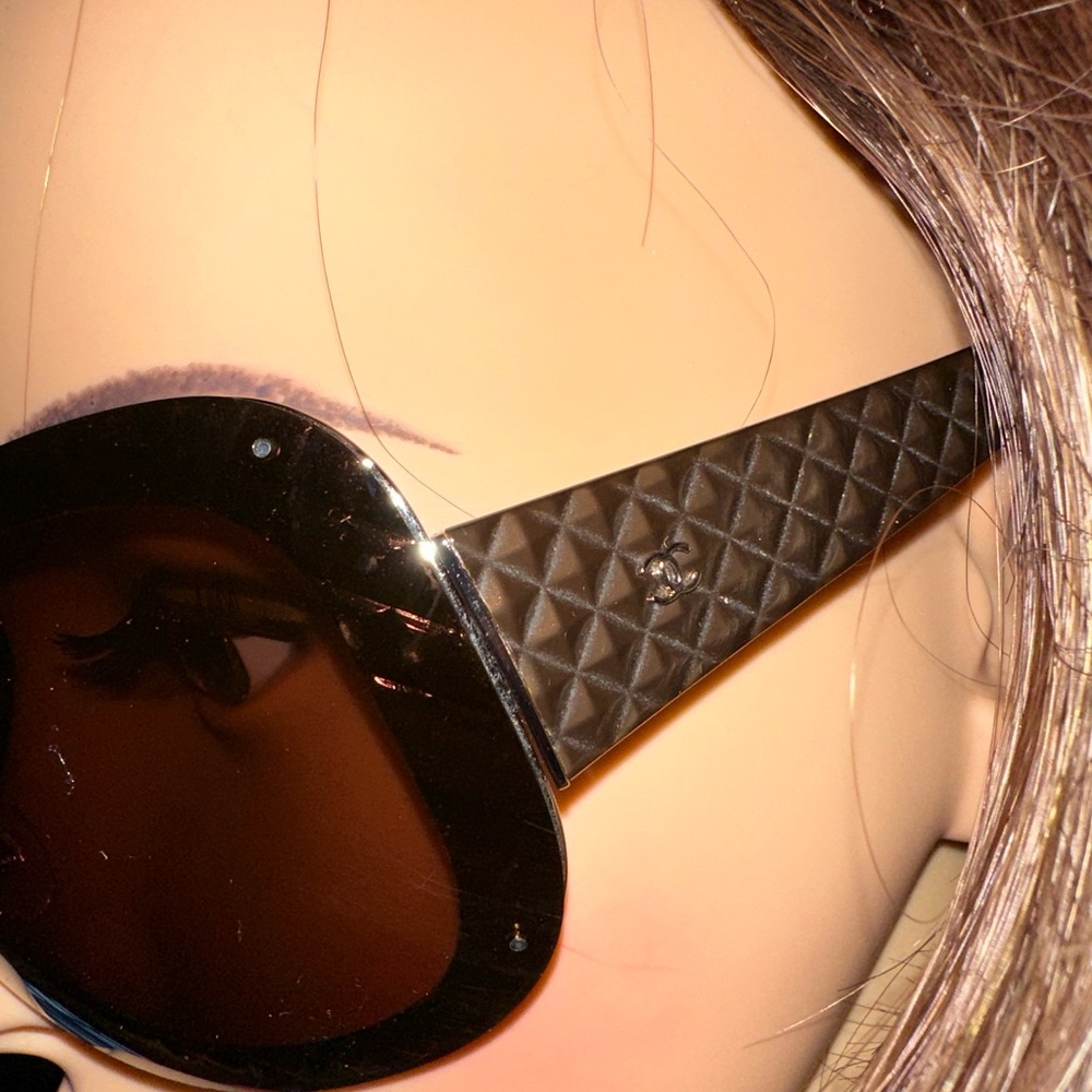 Beautiful Chanel Shield Interlocking Sunglasses - image 5
